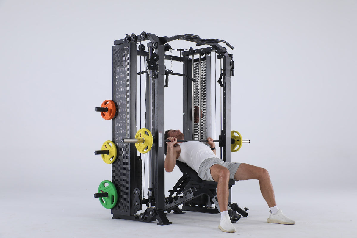 Press de banca en el PH Fitness Apex Pro Rack con máquina Smith y poleas