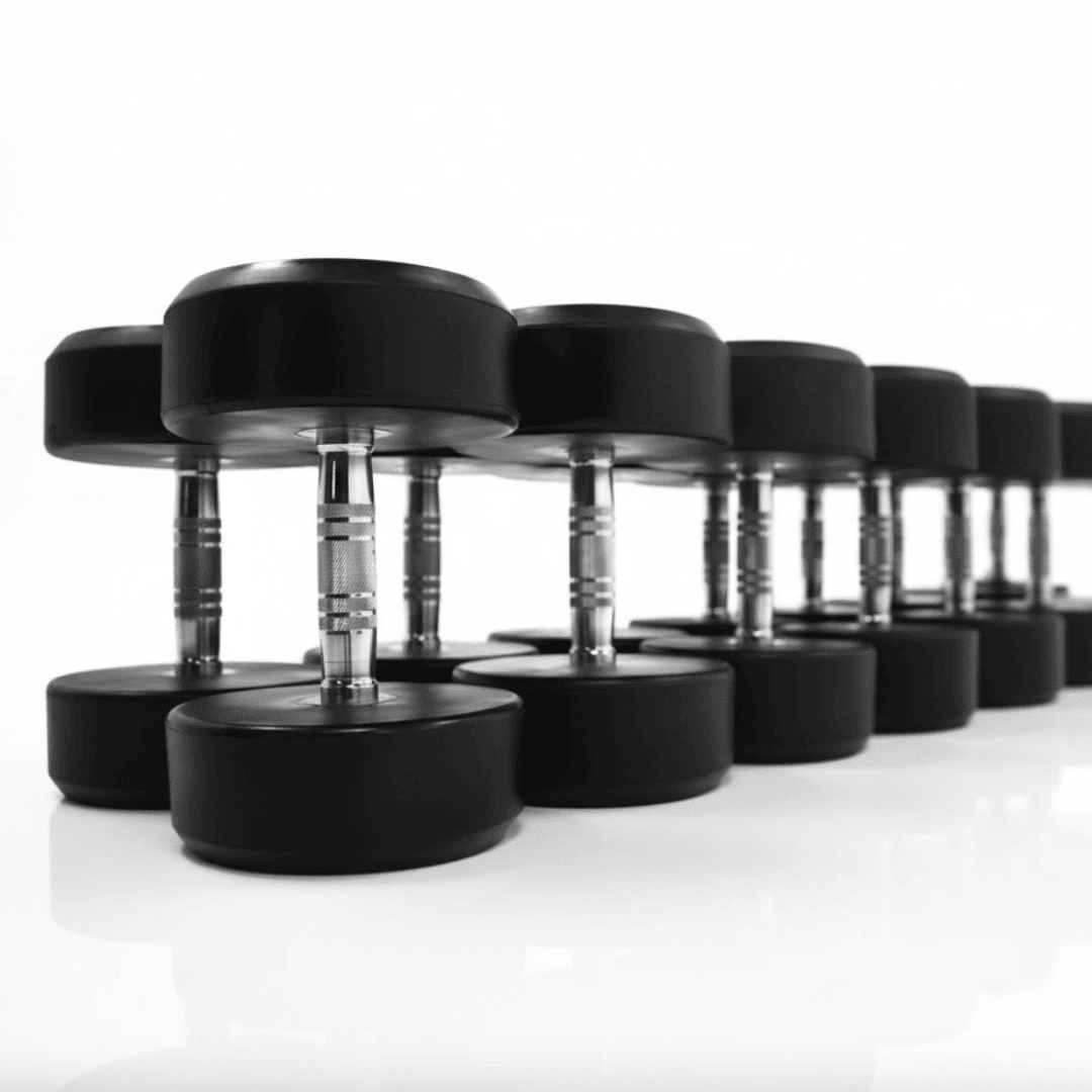 Rij zwarte ronde PU dumbbells 2–30 kg met chromen handgrepen – laag zijaanzicht